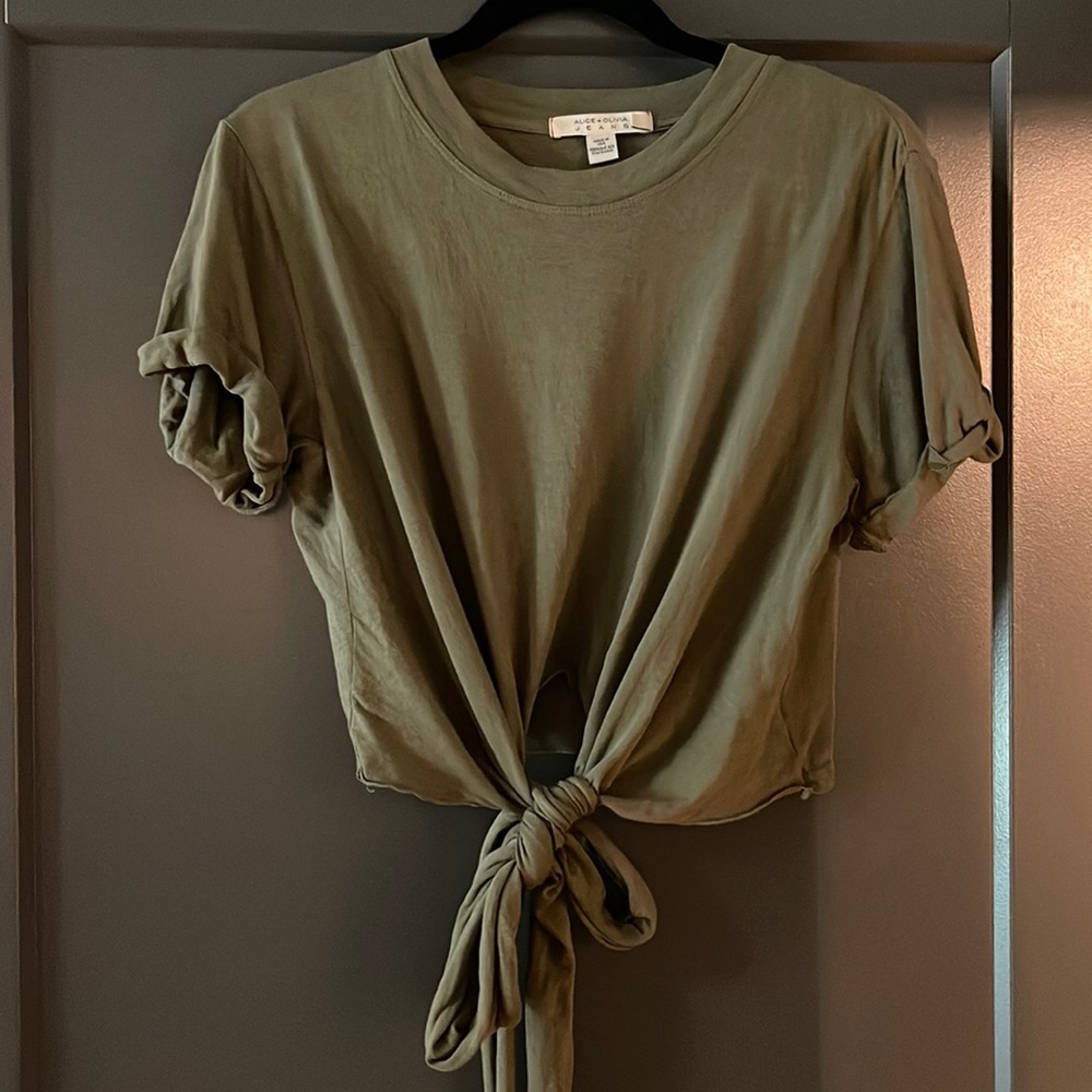 ALICR + OLIVIA ARMY GREEN CROPPED TEE